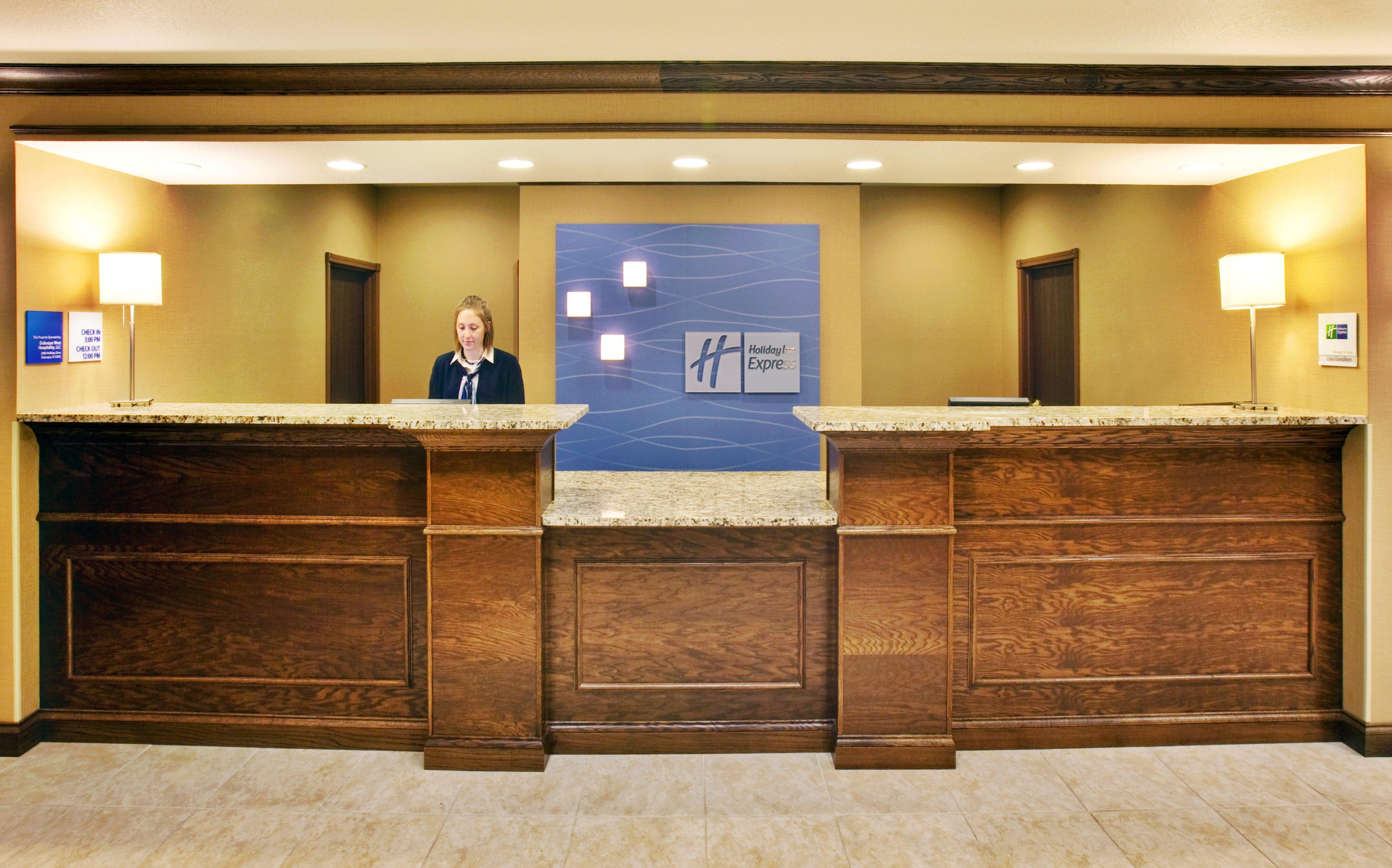 Holiday Inn Express Hotel & Suites - Dubuque West By Ihg Exterior photo